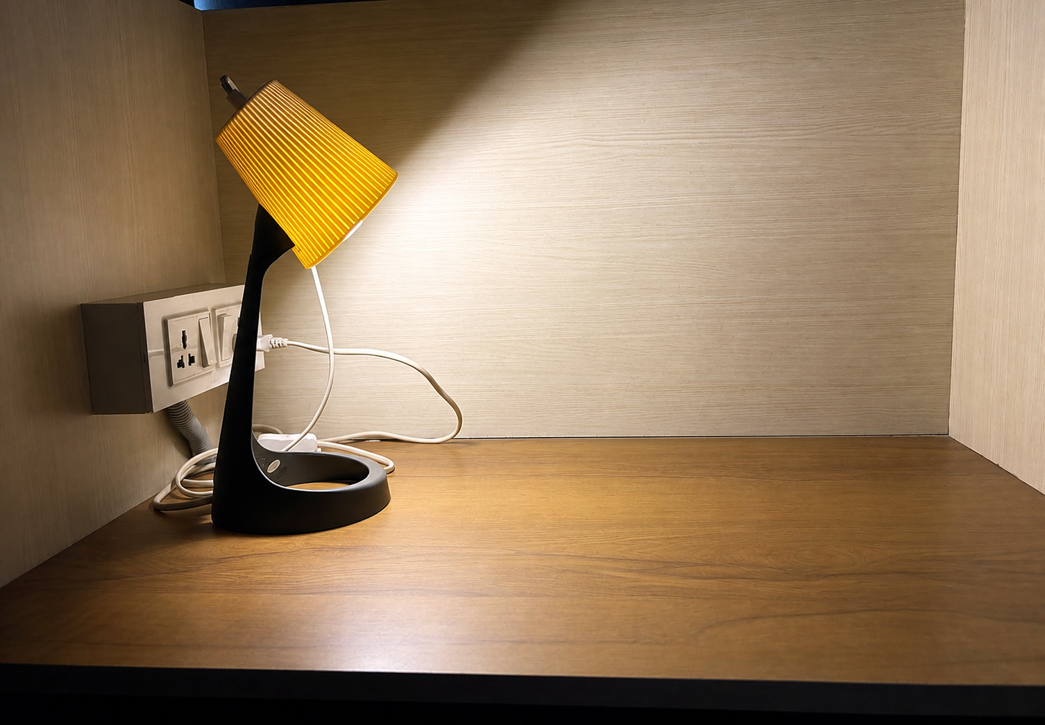 Clean reading cubicle with mixed warm and white light